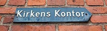 Skilt der viser vej til kontor
